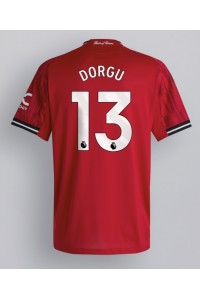 Manchester United Patrick Dorgu #13 Voetbaltruitje Thuis tenue 2025-26 Korte Mouw